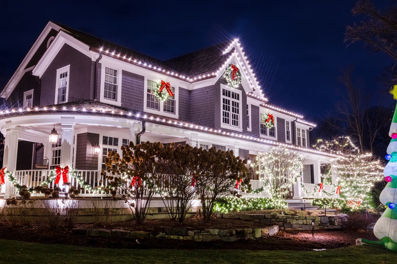 Holiday lighting and decor installation — Bertog Landscape, Chicago's North Shore